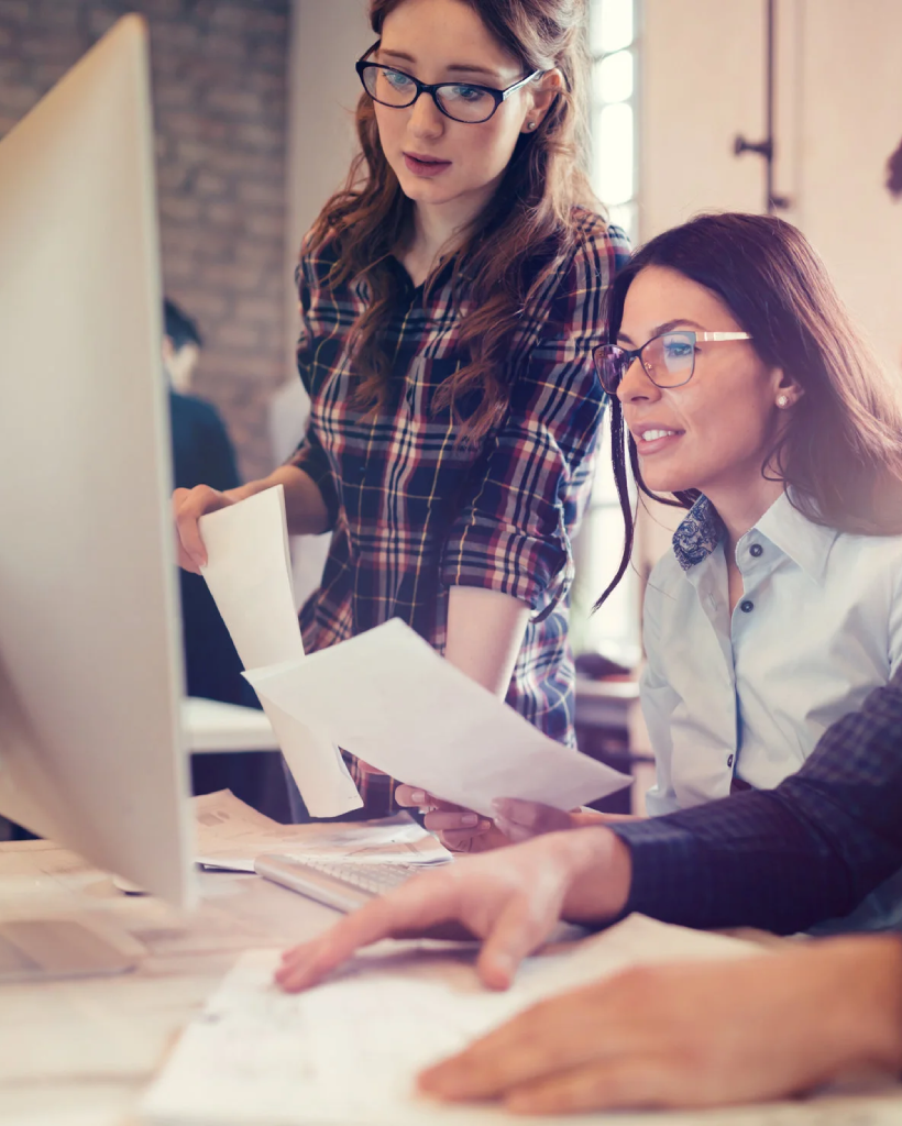 mutual-creative-work-elegant-couple-casual-clothes-aprons-people-creating-bowl-pottery-wheel-clay-studio-scaled-ra4tmdxzita8g8m3goacvtnbb0biqwip6ynk22ce80